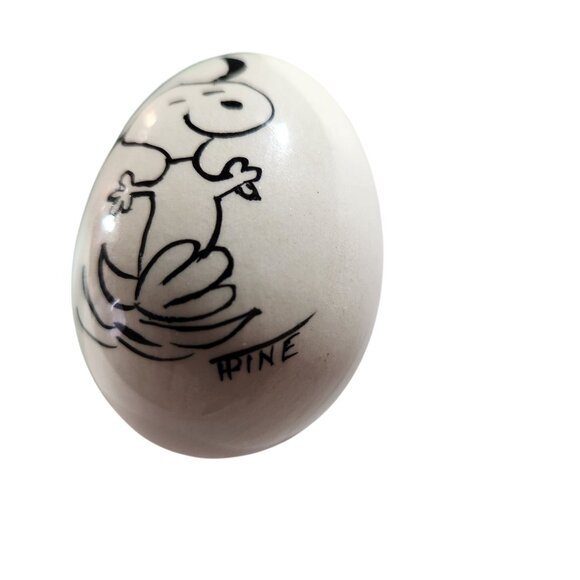 Snoopy Hand-Painted Ceramic Egg Signed By Artist F Pine Peanuts beagle easter - Picture 2 of 4
